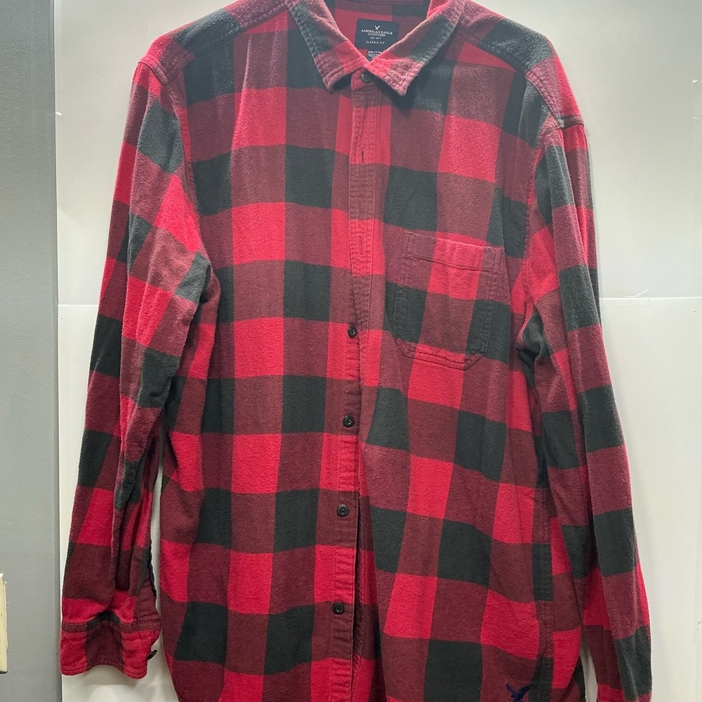 American Eagle Outfitters Red and Black Checkered Men's Flannel